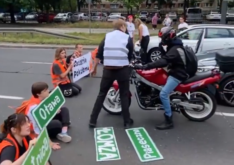 Aktywiści klimatyczni blokują ruch na ul. Czerniakowskiej Aktywiści znów blokowali warszawskie ulice. Kierowcy stracili cierpliwość [WIDEO]