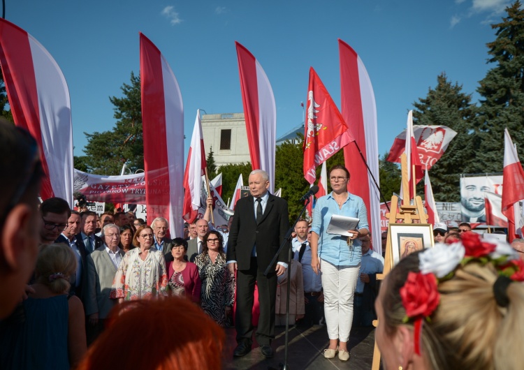 Protest w obronie ks. Michała Olszewskiego Warszawa: Pod Sejmem wielka manifestacja w obronie ks. Michała Olszewskiego