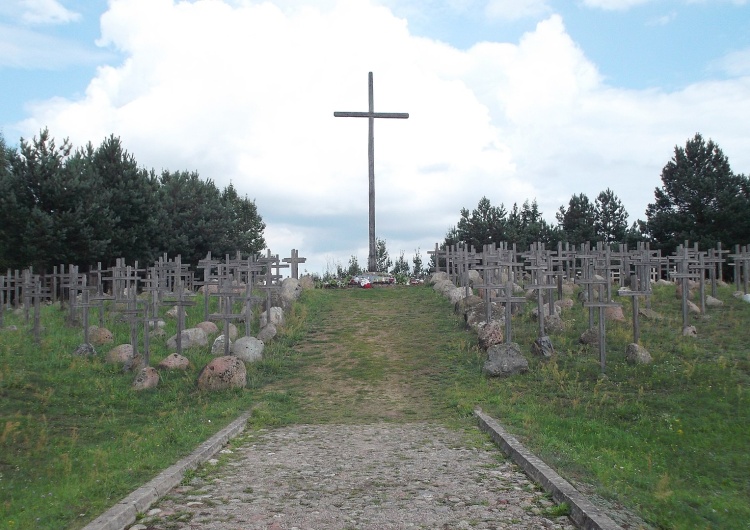 Krzyż w Gibach poświęcony pamięci pomordowanych Dziś rocznica obławy augustowskiej – największej zbrodni na Polakach po II wojnie światowej