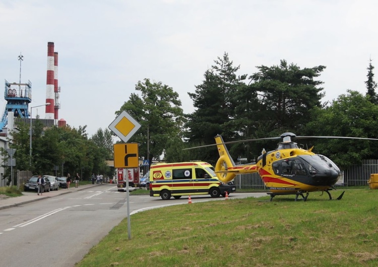 Służby medyczne przed kopalnią Rydułtowy na śląsku Akcja ratownicza w KWK Rydułtowy. Nowe informacje