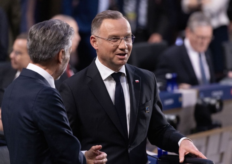 Andrzej Duda Gdzie stoi Andrzej Duda, a gdzie Olaf Scholz? Wymowne zdjęcie ze szczytu NATO