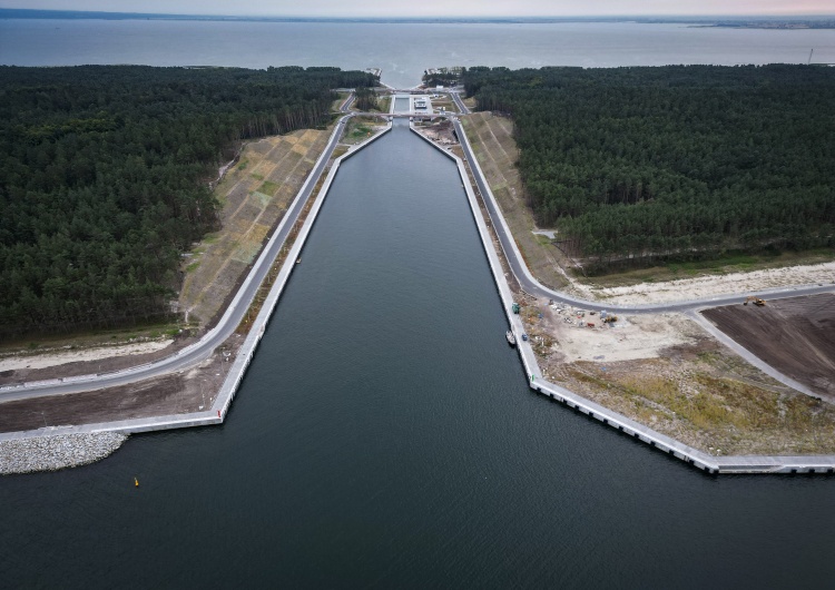 Kanał z lotu ptaka, sierpień 2022 r. Prokuratura wszczęła śledztwo w związku z przekopem Mierzei Wiślanej