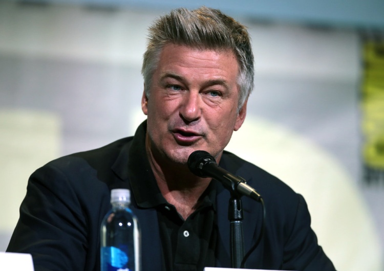 Alec Baldwin Sąd zdecydował ws. Aleca Baldwina, który śmiertelnie postrzelił operatorkę 