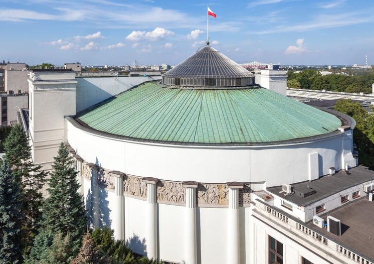 Sejm Od grudnia ubiegłego roku jesteśmy totalnie uzależnieni od państwa, nad którym górujemy w różnych dziedzinach