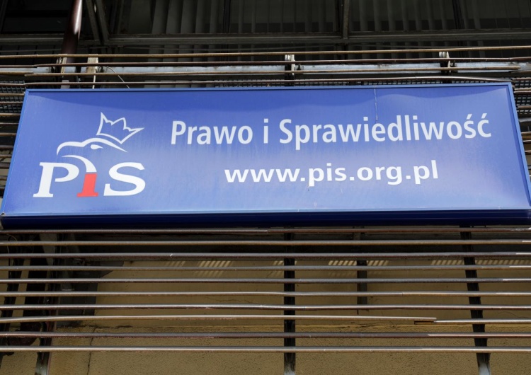 PiS - logo Znany poseł PiS zrzekł się immunitetu