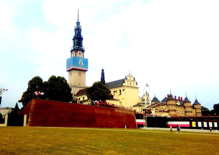 Jasna Góra, błonia Nieprzemijający fenomen pielgrzymowania na Jasną Górę 