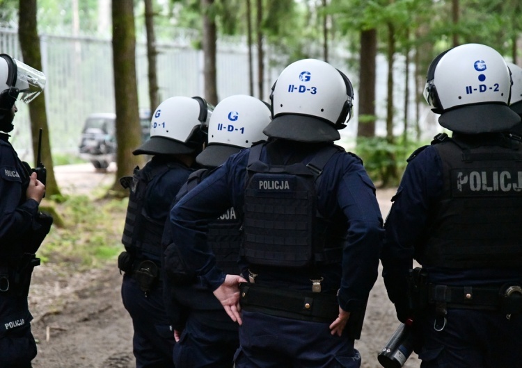 Policjanci na granicy z Białorusią  Nie wpuścił posłanek KO do strefy buforowej. Policjant usłyszał zarzuty. „Zrobiłbym to jeszcze raz”