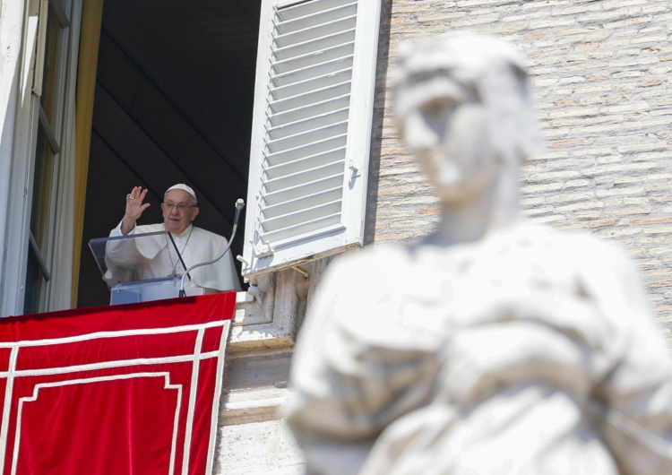 Papież Franciszek Franciszek na Anioł Pański: Komunia św. uczy nas przeżywania każdego gestu miłości jako daru łaski