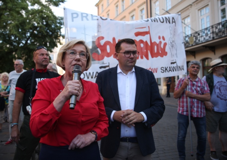 Poseł PiS Łukasz Kmita (C) i radna Barbara Nowak (C-L) na proteście przed konsulatem Francji w Krakowie Przetasowania w PiS. Barbara Nowak z nową funkcją