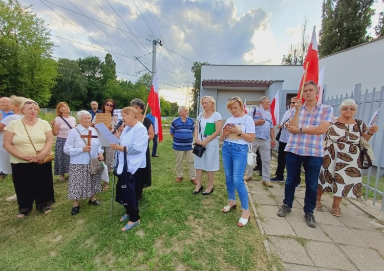 Protest przed Aresztem Śledczyn na Grochowie Kobiety Solidarności protestowały przed Aresztem Śledczym na Grochowie