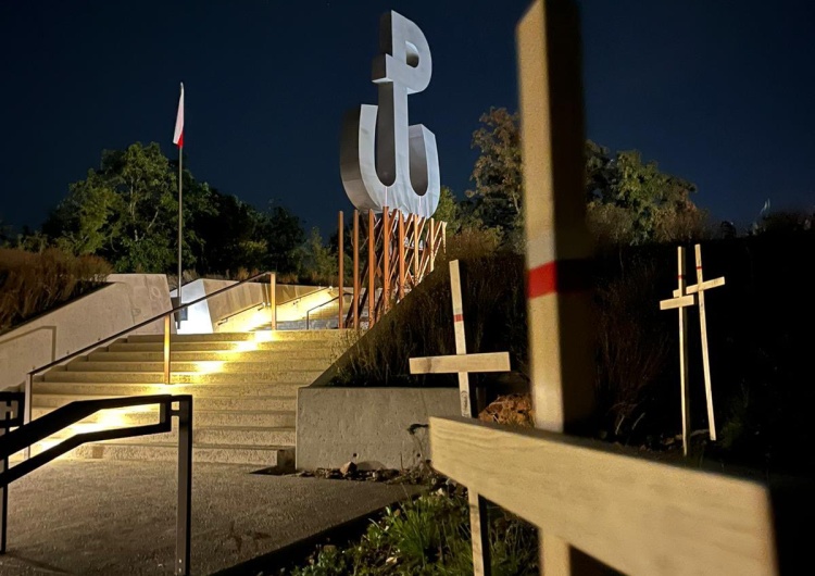 Kopiec Powstania Warszawskiego W nocy na kopiec Powstania Warszawskiego wróciły krzyże