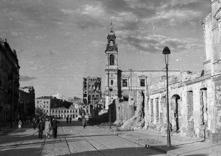 Widok na kościół na Placu Grzybowskim Nie bójcie się śmierci... - historie kapelanów Powstania Warszawskiego