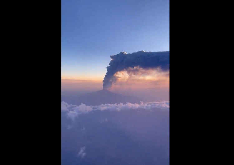 Erupcja wulkanu Etna, Sycylia Fontanna lawy i dymu na 10 kilometrów. Spektakularna erupcja Etny na Sycylii [WIDEO]