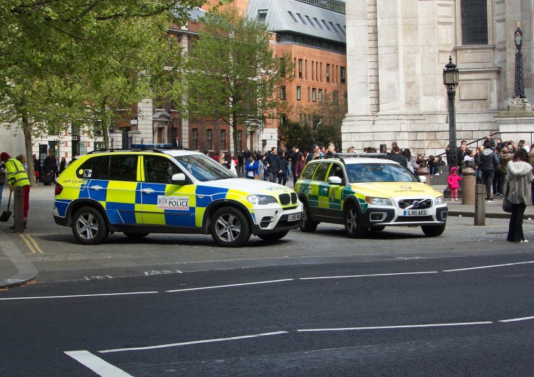 Londyńska policja, zdjęcie poglądowe Kobieta i 11-letnia dziewczynka dźgnięte nożem w centrum Londynu