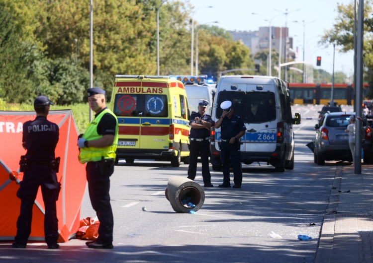 Policja / zdjęcie poglądowe  Dramat w Warszawie: Samochód wjechał w przystanek