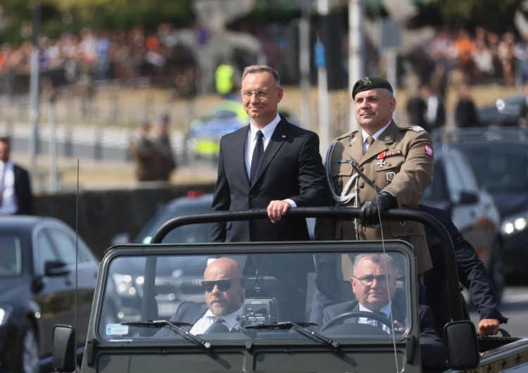 Prezydent RP Andrzej Duda i szef Sztabu Generalnego Wojska Polskiego gen. Wiesław Kukuła podczas przejazdu na czele defilady z okazji Święta Wojska Polskiego Tysiące żołnierzy, czołgi, Apache. Defilada na ulicach Warszawy