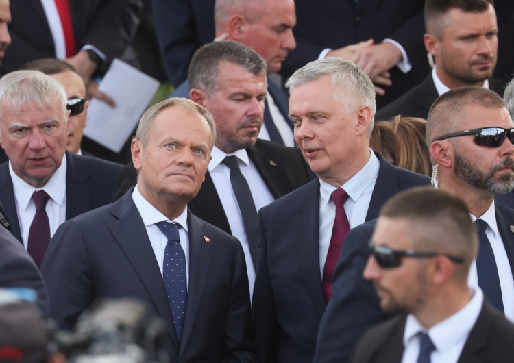 Premier Donald Tusk (C-L) i minister spraw wewnętrznych i administracji Tomasz Siemoniak Tusk wystartuje w wyborach prezydenckich? Politolog nie ma wątpliwości 