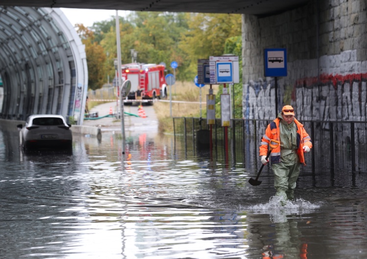 Warszawa: Zalana trasa S8 po ulewach  Kiedy trasa S8 będzie przejezdna? Nowe informacje