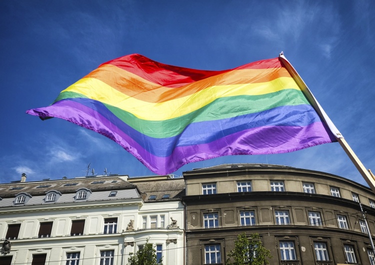 Flaga LGBT, zdjęcie poglądowe Słynny sportowiec dokonał coming outu. Dramatyczne wyznanie jego byłej żony