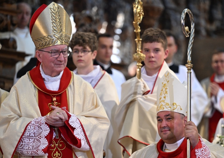 Od lewej: kard. Pietro Parolin, abp Kryspin Dubiel Święcenia abp. Dubiela. Kard. Parolin: Pan wzywa cię, abyś przylgnął do Niego 