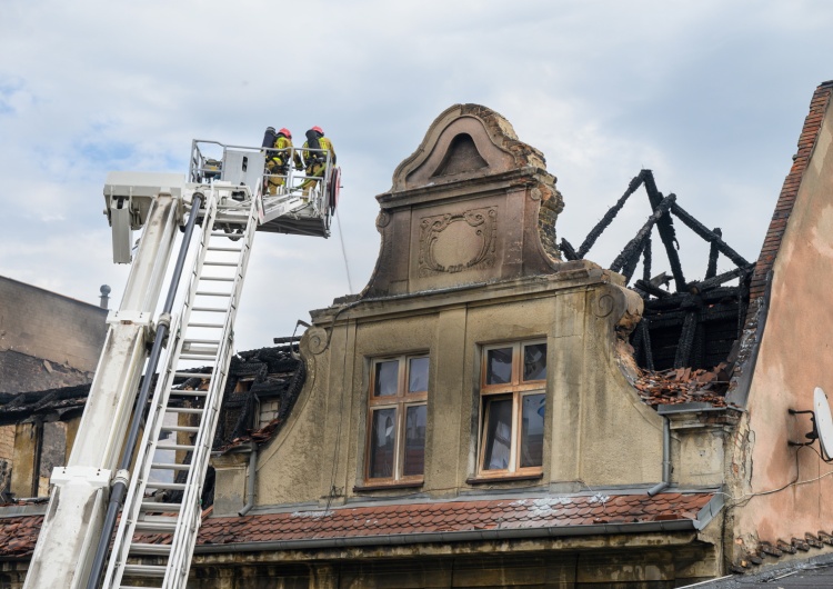 Pożar kamienicy w Poznaniu Potężny pożar w Poznaniu. Uruchomiono zbiórkę dla rodzin zmarłych strażaków