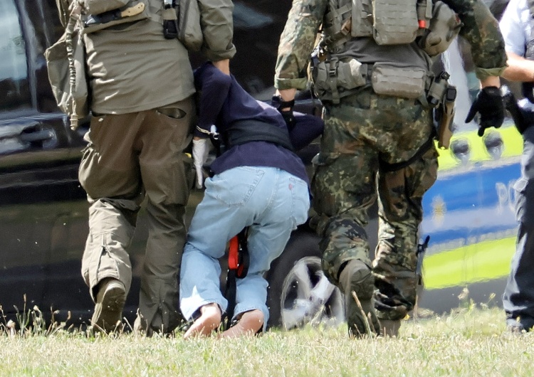 Niemieccy policjanci z nożownikiem z Zolingen  	  „To mnie szukacie”. Tak Niemcy „złapali” syryjskiego nożownika z Solingen 