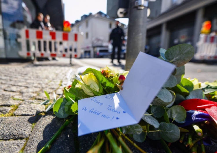 Kwiaty na chodniku w centrum miasta w pobliżu miejsca zbrodni po ataku nożownika w Solingen Znany niemiecki polityk wzywa władze: „To musi się wreszcie skończyć”