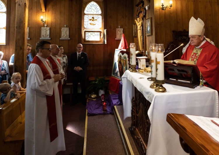 Uroczystości związane z 40. rocznicą śmierci męczeńskiej śmierci bł. ks. Jerzego Popiełuszki w Dębkach W Dębkach odbyły się uroczystości związane z 40. rocznicą śmierci bł. ks. Jerzego Popiełuszki