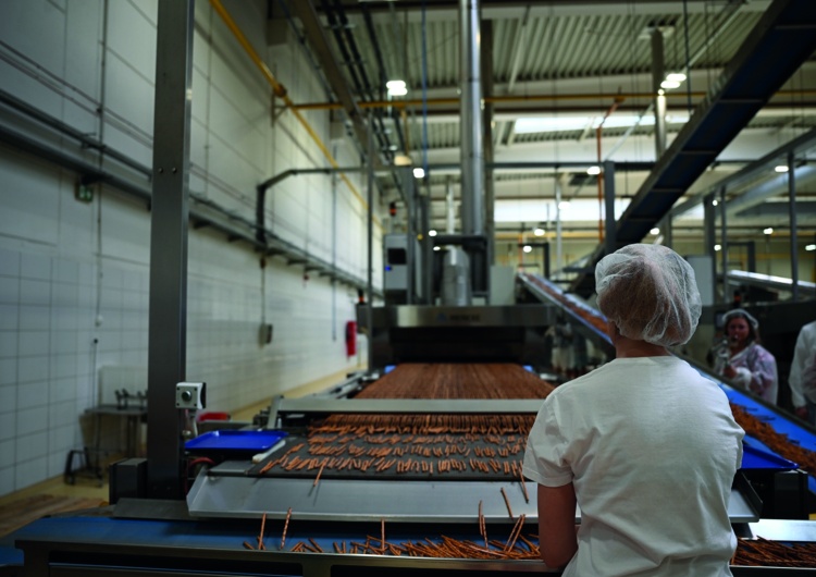 Fabryka Aksam Miesiąc temu spaliła się fabryka produkująca Paluszki Beskidzkie. Właśnie uruchomiono produkcję