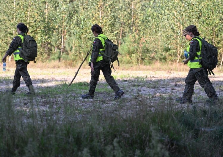 Uczestnicy akcji poszukiwawczej niezidentyfikowanego obiektu powietrznego w okolicach miejscowości Wojciechówka Niezidentyfikowane obiekty wlatują do Polski. Zapytano Polaków, co należałoby z nimi zrobić