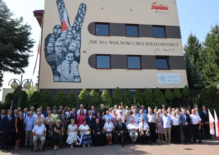  „Nie ma wolności bez Solidarności”. Na budynku rzeszowskiej „S” odsłonięto wyjątkowy mural