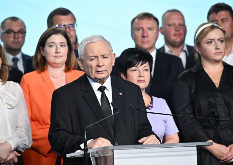 Prezes PiS Jarosław Kaczyński oraz politycy partii podczas konferencji prasowej w siedzibie PiS Taką kwotę wpłacili sympatycy PiS po decyzji PKW