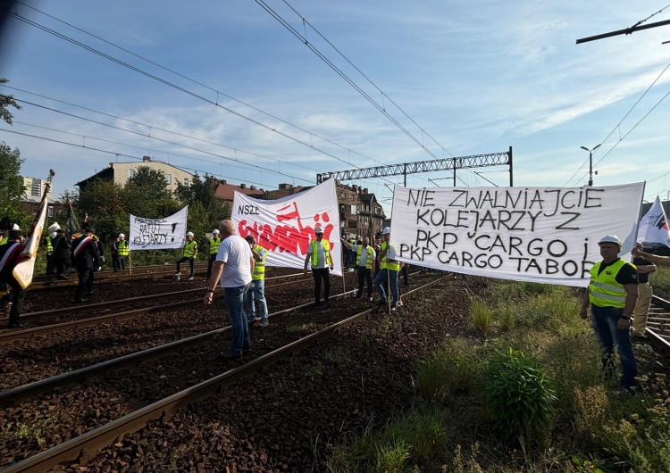 Protest w obronie pracowników PKP Cargo w Katowicach Kolejarze zablokowali tory w Katowicach. Protestują przeciwko zwolnieniom [WIDEO]