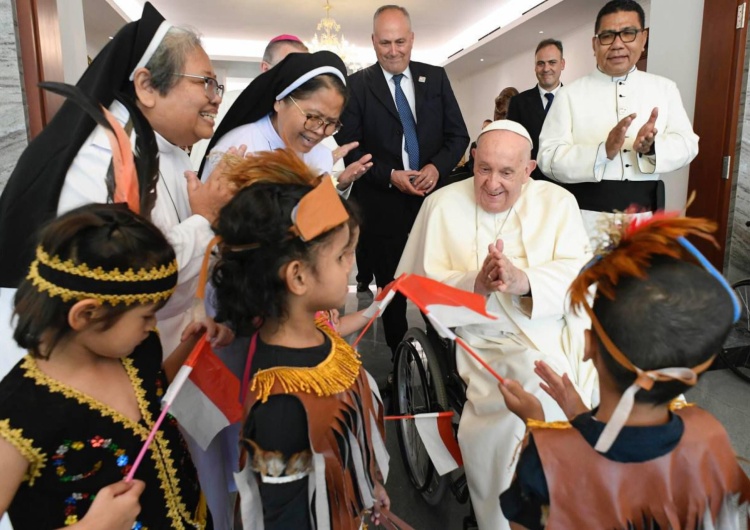 Papież Franciszek w Dżakarcie Franciszek w Indonezji. Papieska pielgrzymka zanurzeniem w Kościołach „poza centrum”