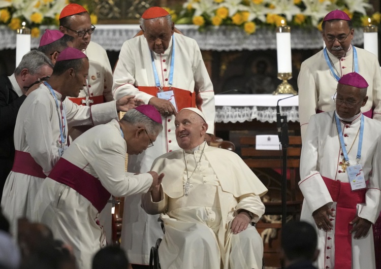 Papież Franciszek Indonezja: Na spotkaniu z duchowieństwem papież cytuje Wisławę Szymborską 