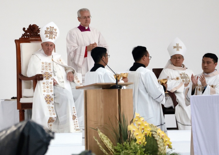 Papież Franciszek w czasie Mszy św. w Dżakarcie Msza św. w Dżakarcie. Papież: Pierwszym zadaniem ucznia nie jest szata zewnętrznie doskonałej religijności