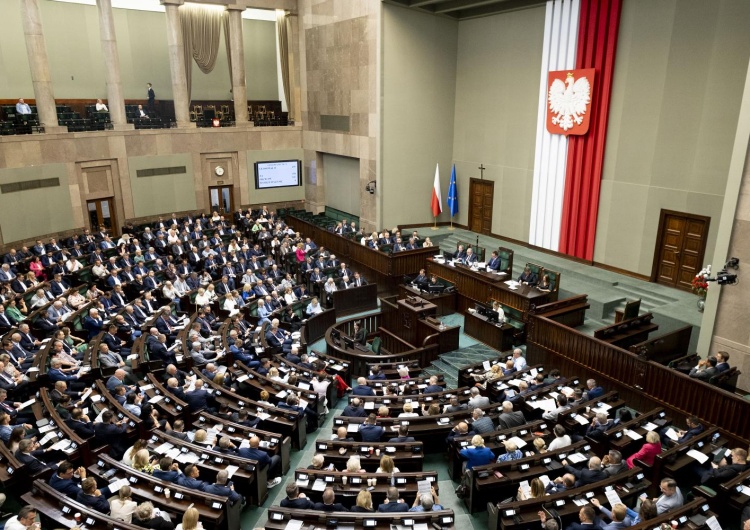 Obrady Sejmu RP PiS o krok od pierwszego miejsca, duży spadek KO. Zobacz najnowszy sondaż