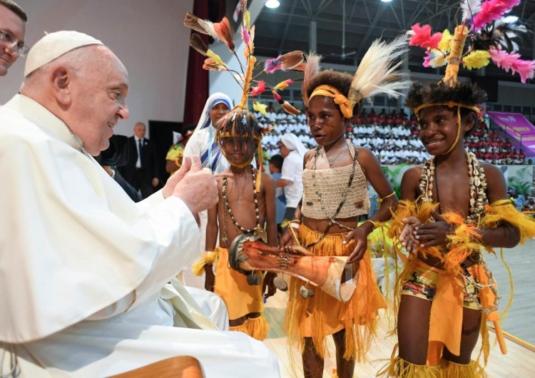 Papież Franciszek na spotkaniu z dziećmi Franciszek w Papui-Nowej Gwinei. Spotkanie z dziećmi: Szczęście zależy wyłącznie od miłości [video]