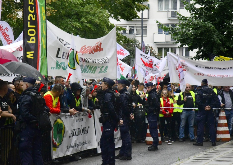 Protest górników i energetyków przez MAP w Warszawie „Będziemy bronić naszych zakładów pracy”. Górnicy i energetycy z zakładów GK Enea pikietowali w Warszawie