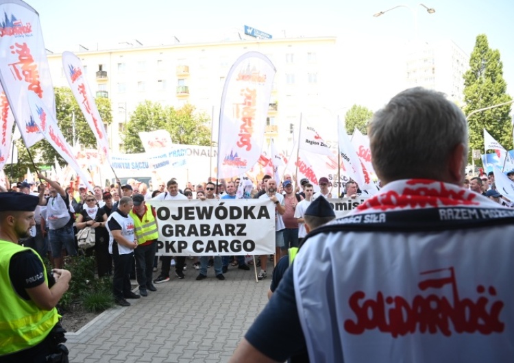 Protest pracowników PKP Cargo w Warszawie - zdjęcie poglądowe „Nie zostawimy Was”. Solidarność ogłasza ogólnopolski protest w obronie pracowników PKP Cargo