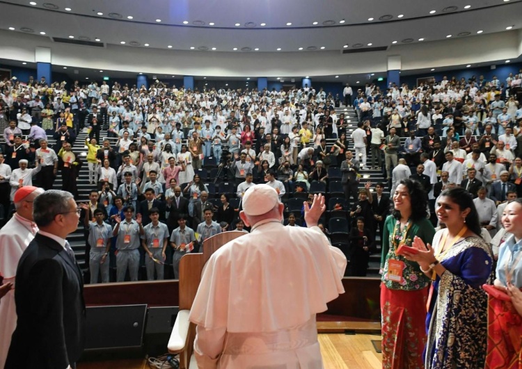 Papież Franciszek na spotkaniu z młodzieżą w Singapurze Papież apeluje: Młody człowiek, który nie podejmuje ryzyka, jest starcem! 