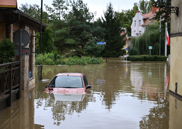 Zalane centrum miasta / Kłodzko Trudna sytuacja w Nysie. Z powodzią walczy kilkuset strażaków