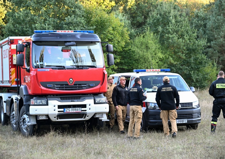 Strażacy, zdjęcie poglądowe Powodzie w Polsce. Strażak z OSP dziękuje za sprzęt kupiony z Funduszu Sprawiedliwości