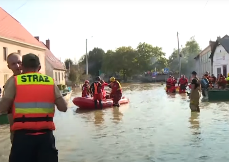 Ewakuacja mieszkańców z Lewina Brzeskiego Krytyczna sytuacja w Lewinie Brzeskim. 