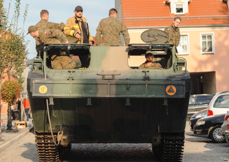 Żołnierze zaangażowani w pomoc powodzianom w Lewinie Brzeskim Rusza operacja „Feniks”. Ujawniono szczegóły