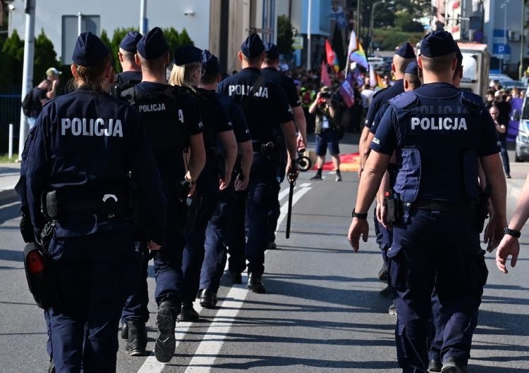 Policja - zdjęcie ilustracyjne Sześciu uzbrojonych policjantów zatrzymywało chłopaka, który napisał o TVP i szabrownikach