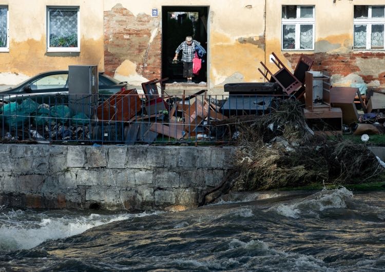 Sprzątanie po powodzi w miejscowości Lądek-Zdrój Powódź. Ciężkie oskarżenia wobec prezesa Poczty Polskiej: 