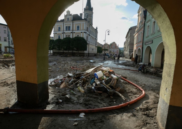 Rumowisko po powodzi w miejscowości Lądek-Zdrój Powódź. Handlowcy z Lądka-Zdroju właśnie się dowiedzieli, że dla nich pieniędzy nie ma