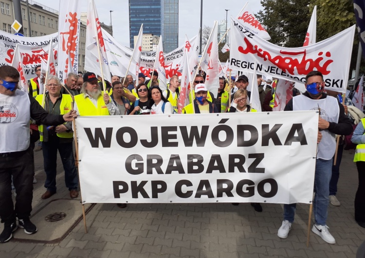 Pikieta pracowników PKP Cargo Sukces Solidarności! Sąd przywrócił do pracy w PKP Cargo zwolnionego w wieku przedemerytalnym