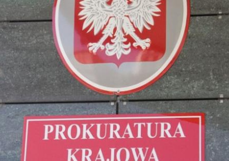 Prokuratura Krajowa Służby sprawdzają bagażniki samochodów wjeżdżających na teren Prokuratury Krajowej. Jest nagranie